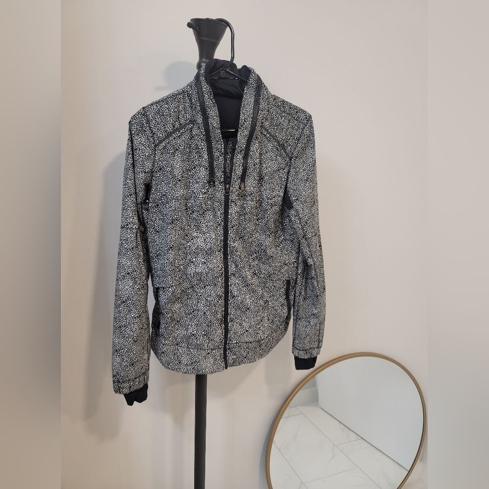 Lululemon Athletica Black and White Sweatshirt